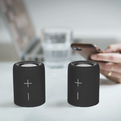 Momento en el que se sincronizan los dos altavoces del altavoz Aloha Lite PRIXTON con la música del dispositivo móvil.